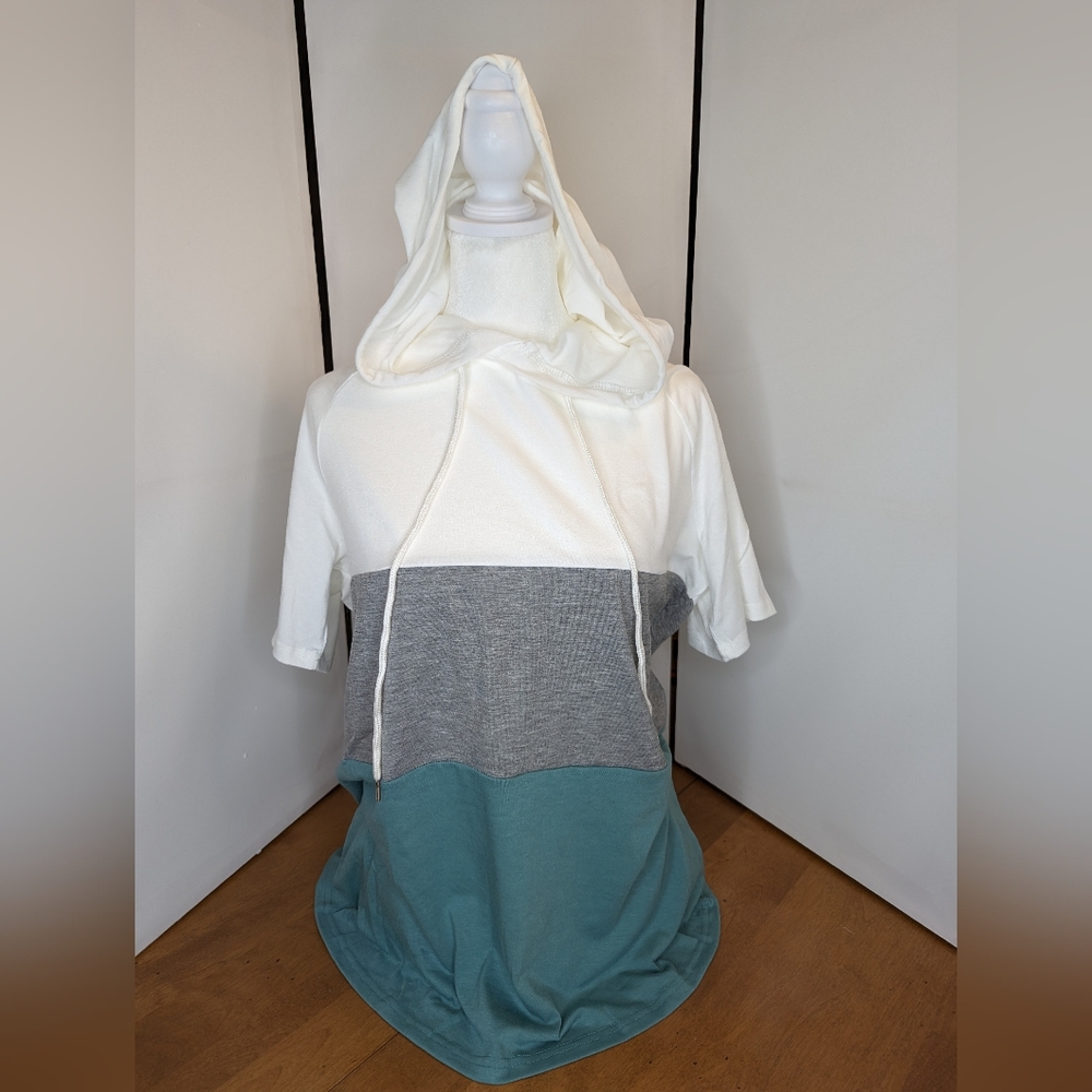 3/$14 NWOT Women's Short Sleeve Hoodie